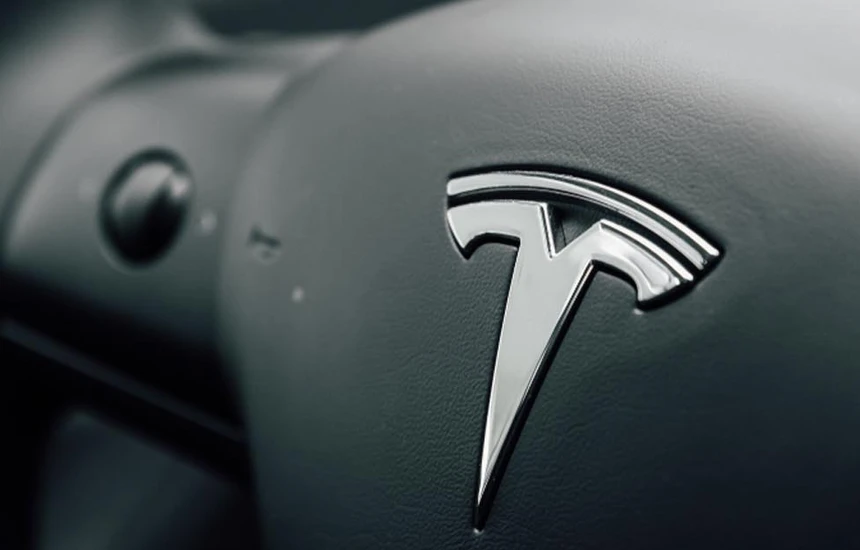 Bie vlera e aksioneve të Teslas pas përplasjes Musk-Trump
