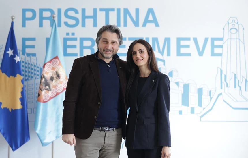 ‘Supermenja’ e politikës në Komunën e Prishtinës, Donjeta Dragusha – dikur shantazhuese e punës së Komunës, tani e përkëdhelura e Kryetarit