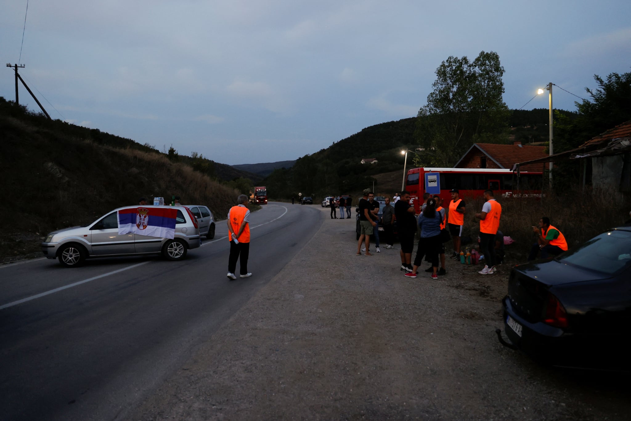 Qytetarët serbë bllokojnë rrugën nga Serbia drejt Mërdarës