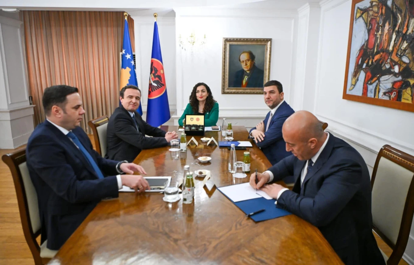 Osmani pret përfaqësuesit politikë, në përpjekje për të zgjidhur krizën institucionale