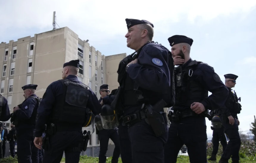 Verë nën orë policore për fëmijët dhe adoleshentët në Francë
