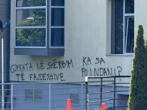 “Qendra e fajdeve” grafite para Gjykatës në Gjilan