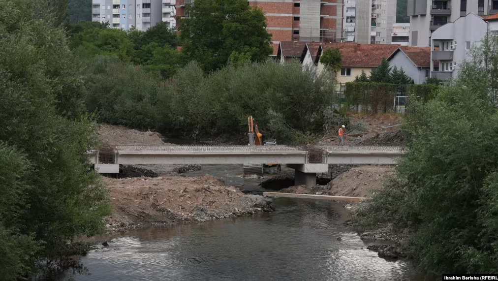 Pesë javë pas gurthemelit, merr formë njëra urë mbi lumin Ibër – Qeveria në detyrë premton se do të përfundojë në shtator