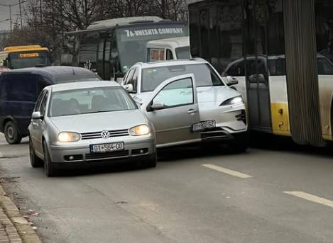 Aksident trafiku tek “Mensa e Studentëve”, krijohen kolona të gjata