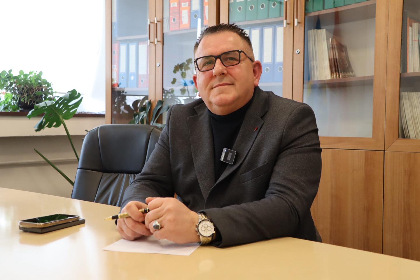 SKANDAL NË QKUK: Drejtori i Psikiatrisë Faton Kutllovci nën akuza të rënda – mungesa në punë, vendime të dyshimta dhe pabarazi në staf