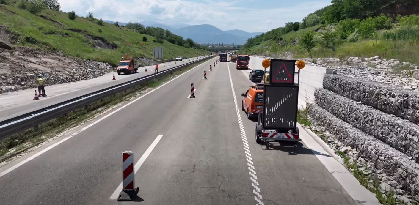 Ministria e Infrastrukturës fillon pastrimin e rrëshqitjes së dheut në autostradën “Ibrahim Rugova” – Basha fajëson OSHP-në për vonesë