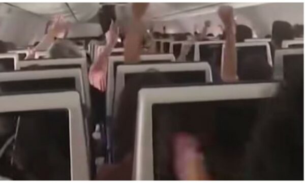 Pasagjerët duartrokasin nga gëzimi pas aterrimit në aeroplanin ku piloti e theri kolegun