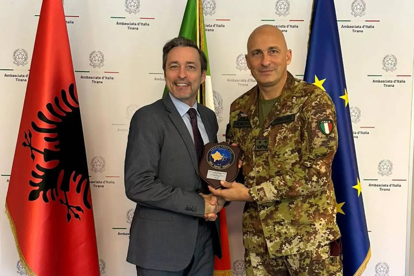Komandanti i KFOR-it dhe ambasadori italian diskutojnë për zhvillimet në rajon